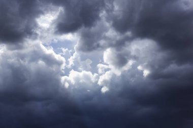 sert fırtına dan sonra güneş ışını ile kara bulut