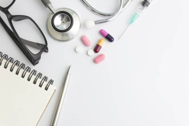 Sağlık kontrolü konsepti ile en üst görünümde tıbbi ekipman