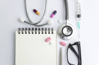 Sağlık kontrolü konsepti ile en üst görünümde tıbbi ekipman