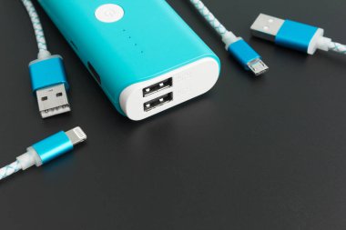 kopyalama alanı ile akıllı telefon pili ve usb şarj kablosu