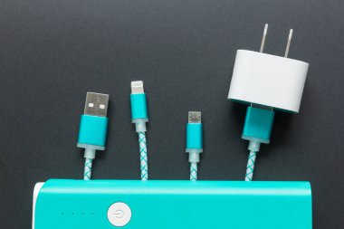 üst görünümde akıllı telefon için şarj kabloları