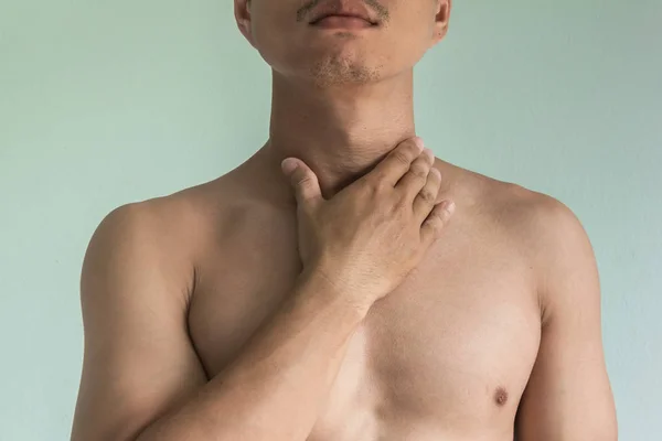 Asiatischer Mann Mit Halsschmerzen lizenzfreie Stockfotos