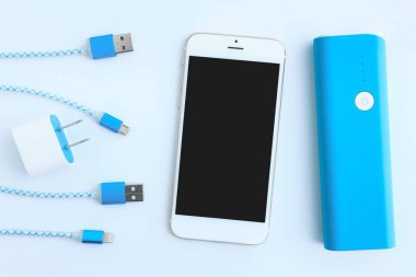 Usb kabloları üstten görünüm smartphone ve pil bankada ile şarj