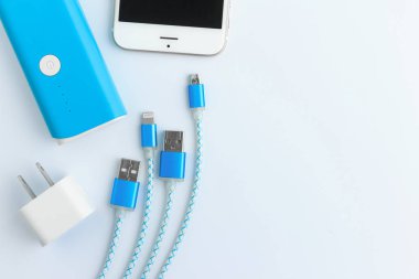 Usb kabloları üstten görünüm smartphone ve pil bankada ile şarj