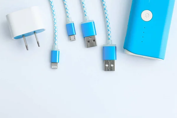 USB-Ladekabel mit Smartphone und Akkubank in der Draufsicht Stockfoto