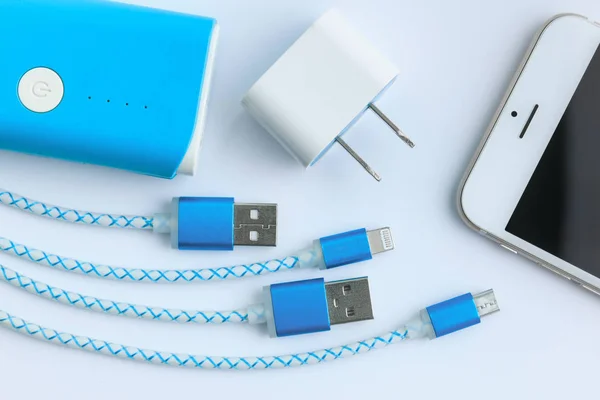 USB-Ladekabel mit Smartphone und Akkubank in der Draufsicht lizenzfreie Stockfotos