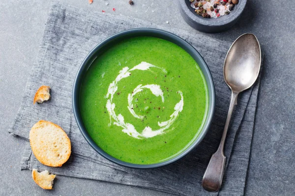 Broccoli, spinach cream soup in a bowl with toasted bread. Top view. Plant based diet. — Stock Image Broccoli, spinach cream soup in a bowl with toasted bread. Top view. Plant based diet. Stock Picture