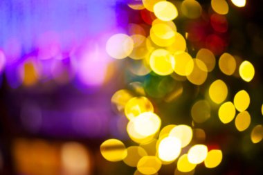 Noel Arifesi, Yeni Yıl dekorasyon ışıkları bokeh bulanık arka plan.