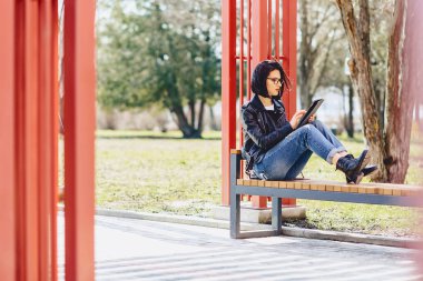 çekici kız bardaklarda tablet park adlı çalışma ile