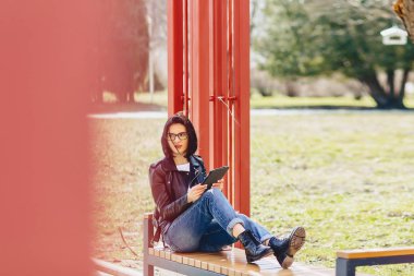 çekici kız bardaklarda tablet park adlı çalışma ile