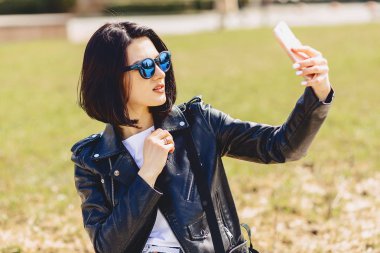 Selfie telefon ve dışarıda gülümseyen alarak kız