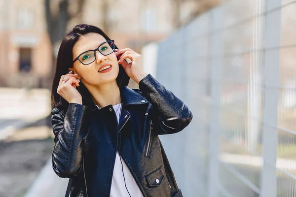 Attraktive Mädchen Lustig Musik Hören Kopfhörern Auf Der Straße — Stockfoto