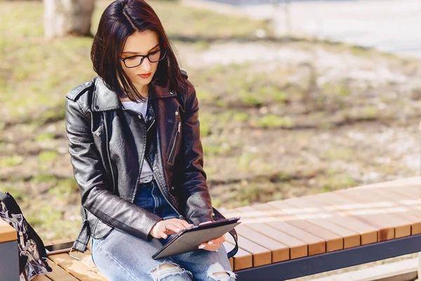 Chica Atractiva Gafas Con Tableta Trabajo Parque — Foto de Stock