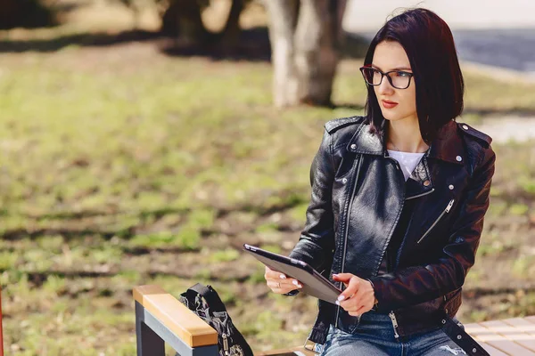 Chica Atractiva Gafas Con Tableta Trabajo Parque — Foto de Stock