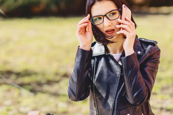 Attraktives Lächelndes Mädchen Mit Brille Telefoniert Park — Stockfoto