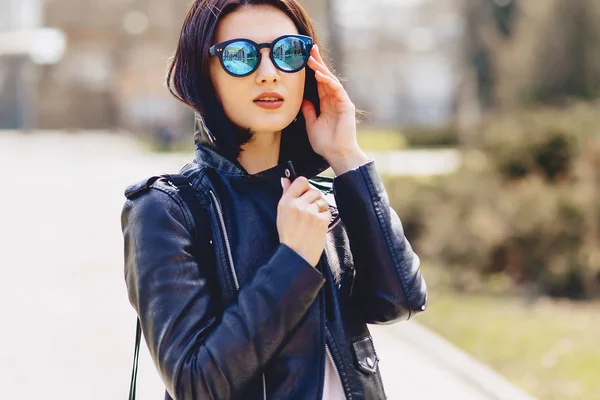 Attraente Ragazza Occhiali Sole Nella Giornata Sole Fuori — Foto Stock