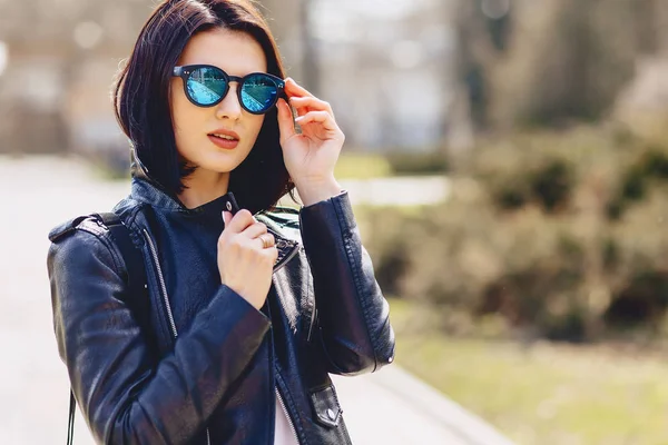 Attraente Ragazza Occhiali Sole Nella Giornata Sole Fuori — Foto Stock