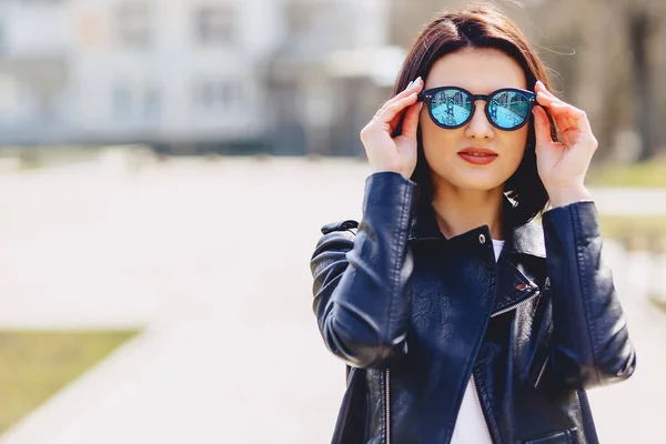 Atractiva Chica Joven Gafas Sol Día Soleado Fuera —  Fotos de Stock