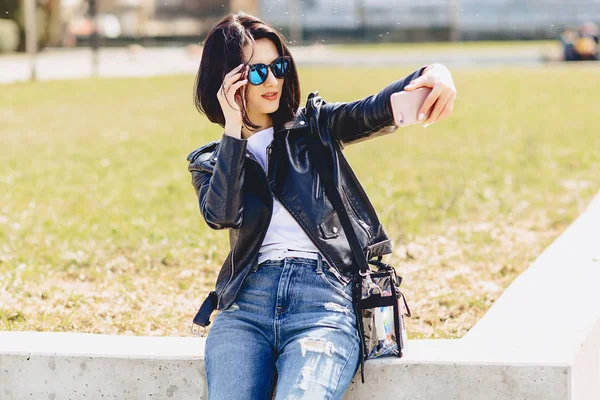 Menina Tomando Selfie Telefone Sorrindo Fora — Fotografia de Stock