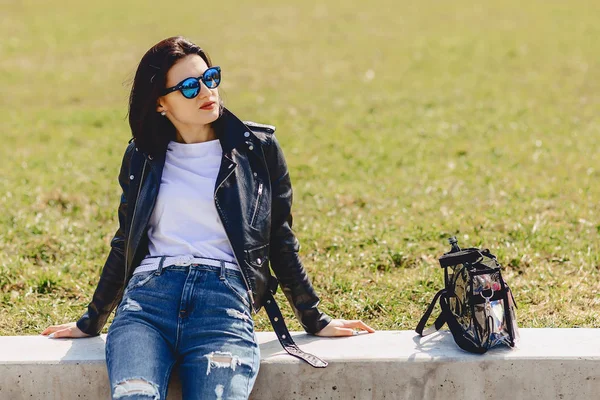 Attraktives Junges Mädchen Mit Sonnenbrille Auf Gras Park — Stockfoto