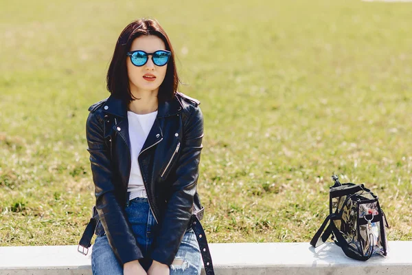 Attraktives Junges Mädchen Mit Sonnenbrille Auf Gras Park — Stockfoto