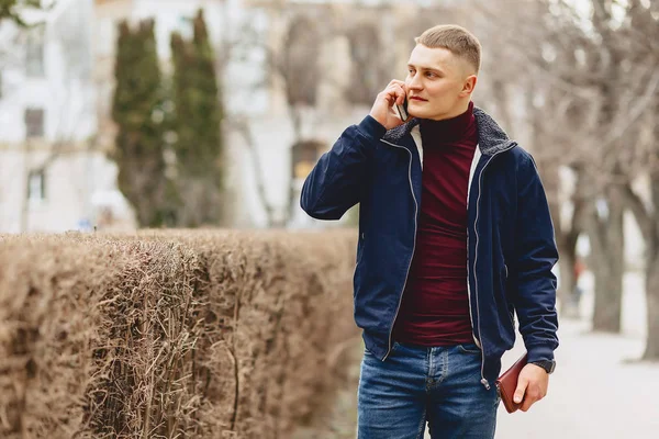 Killen Jacka Enkel Står Med Telefon Mitten Gränd — Stockfoto