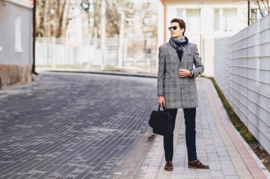 Şık bussines adam Caddesi üzerinde güneş gözlüğü