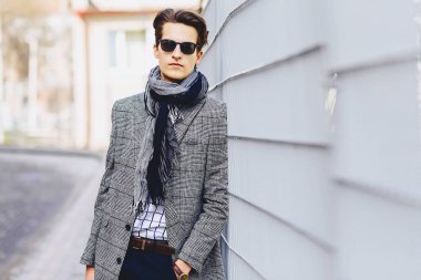 Şık bussines adam Caddesi üzerinde güneş gözlüğü