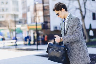 Şık bussines adam Caddesi üzerinde güneş gözlüğü