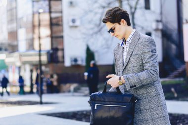 Şık bussines adam Caddesi üzerinde güneş gözlüğü