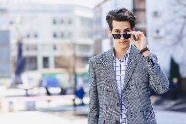 Şık bussines adam Caddesi üzerinde güneş gözlüğü