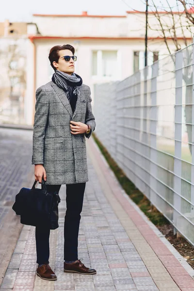 Şık bussines adam Caddesi üzerinde güneş gözlüğü