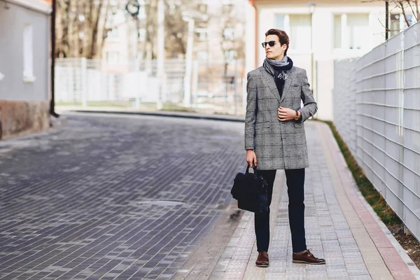 Şık bussines adam Caddesi üzerinde güneş gözlüğü