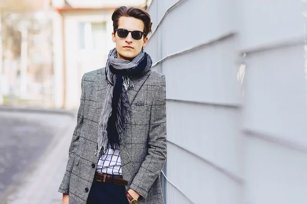 Şık bussines adam Caddesi üzerinde güneş gözlüğü