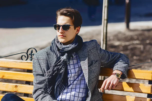 Mann Mit Sonnenbrille Auf Der Straße — Stockfoto