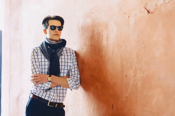 Şık bussines adam Caddesi üzerinde güneş gözlüğü