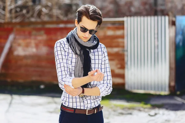 Şık bussines adam Caddesi üzerinde güneş gözlüğü