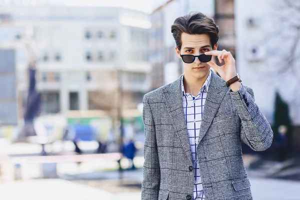 Şık bussines adam Caddesi üzerinde güneş gözlüğü