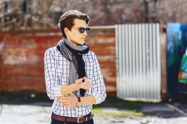 Şık bussines adam Caddesi üzerinde güneş gözlüğü