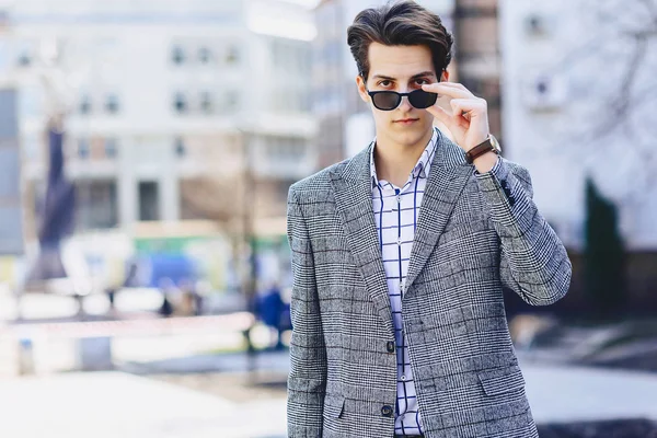 Homem Elegante Bussines Óculos Sol Rua — Fotografia de Stock
