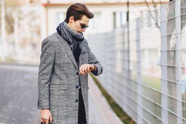 Şık bussines adam Caddesi üzerinde güneş gözlüğü