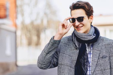 Şık bussines adam Caddesi üzerinde güneş gözlüğü