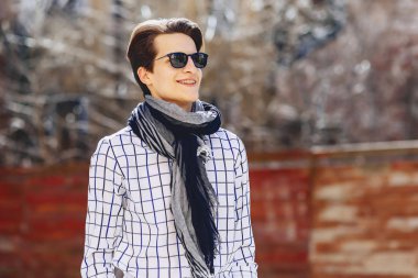 Şık erkek gömlek ve suuny kentsel sokak bağlam üzerinde güneş gözlüğü