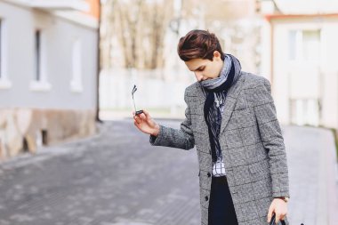 Şık çocuk ceket Caddesi üzerinde evrak çantası ile güneş gözlüğü dışında