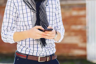 Güneş gözlüğü ile telefon şık genç adam sokakta yürümek