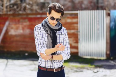 Şık bussines adam Caddesi üzerinde güneş gözlüğü