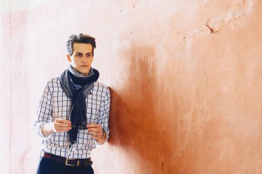 Şık bussines adam Caddesi üzerinde güneş gözlüğü