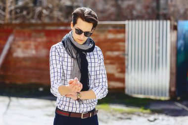 Şık erkek gömlek ve suuny kentsel sokak bağlam üzerinde güneş gözlüğü