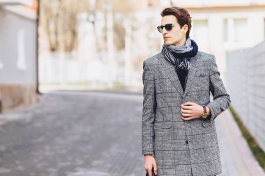 Şık çocuk ceket Caddesi üzerinde evrak çantası ile güneş gözlüğü dışında