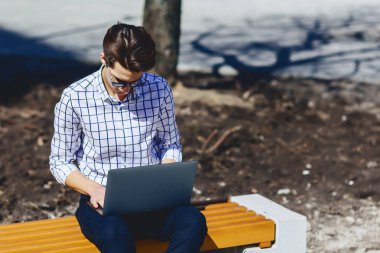 Laptop Street çalışan şık adam dışında